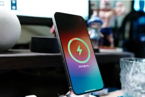 前进苹果15换屏服务分享用什么充电器给iPhone15充电更好 